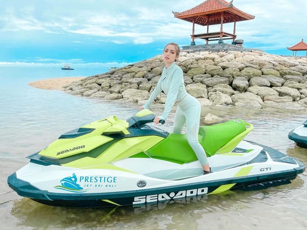 Jessica Iskandar/instagram.com/inijedar Jessica Iskandar naik jetski /instagram.com/inijedar