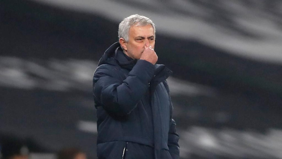 Jose Mourinho dinilai masih bisa selamat di Tottenham Hotspur dengan raihan trofi. (Foto: Getty Images/Pool)