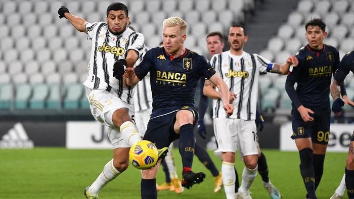 TURIN, ITALY - JANUARY 13: Hamza Rafia of Juventus F.C. and Lennart Czyborra of Genoa battle for possession during the Coppa Italia match between Juventus and Genoa CFC at Allianz Stadium on January 13, 2021 in Turin, Italy. Sporting stadiums around Italy remain under strict restrictions due to the Coronavirus Pandemic as Government social distancing laws prohibit fans inside venues resulting in games being played behind closed doors. (Photo by Valerio Pennicino/Getty Images)
