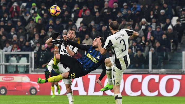 TURIN, ITALY - FEBRUARY 05:  Danilo D Ambrosio (C) of FC Internazionale in action against Miralem Pjanic (L) and Giorgio Chiellini of Juventus FC during the Serie A match between Juventus FC and FC Internazionale at Juventus Stadium on February 5, 2017 in Turin, Italy.  (Photo by Valerio Pennicino/Getty Images)