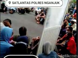 Ada Kerumunan Pemohon SIM di Polres Nganjuk yang Abaikan Prokes