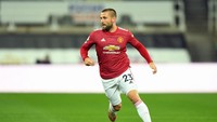 Di bek kiri ada pemain Manchester United, Luke Shaw. Tak heran, kalau MU mendatangkan bek kiri baru Alex Telles (Getty Images)