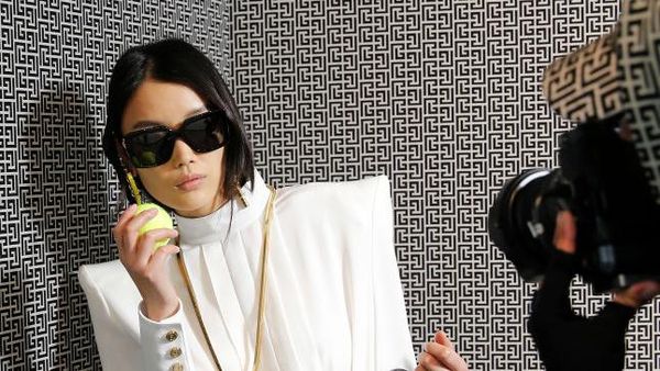 7 Foto Uniknya Desainer Balmain Pamer Koleksi Baru dari Balik Jendela Toko