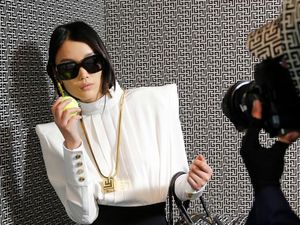 7 Foto Uniknya Desainer Balmain Pamer Koleksi Baru dari Balik Jendela Toko