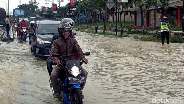 Lalin Pantura Tegal-Pemalang Tersendat Imbas Genangan Banjir