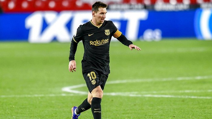 Barcelonas Lionel Messi runs with the ball during the Spanish La Liga soccer match between Granada and FC Barcelona at the Los Carmenes stadium in Granada, Spain, Saturday, Jan. 9, 2021. (AP Photo/Jose Breton)