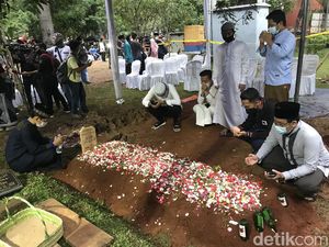 Suasana Pemakaman Syekh Ali Jaber di Ponpes Daarul Quran