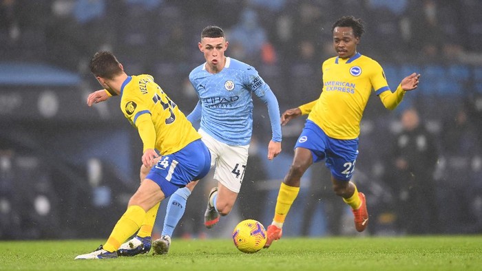 MANCHESTER, ENGLAND - JANUARY 13: Kevin De Bruyne of Manchester City takes a free kick from inside the penalty area as the Brighton & Hove Albion team line up a wall to defend during the Premier League match between Manchester City and Brighton & Hove Albion at Etihad Stadium on January 13, 2021 in Manchester, England. Sporting stadiums around England remain under strict restrictions due to the Coronavirus Pandemic as Government social distancing laws prohibit fans inside venues resulting in games being played behind closed doors. (Photo by Laurence Griffiths/Getty Images)