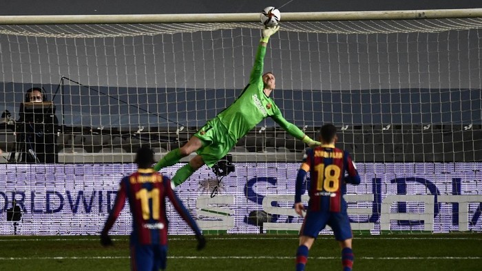 Barcelonas goalkeeper Marc-Andre ter Stegen makes a save during Spanish Super Cup semi final soccer match between Barcelona and Real Sociedad at Nuevo Arcangel stadium in Cordoba, Spain, Wednesday, Jan. 13, 2021. (AP Photo/Jose Breton)