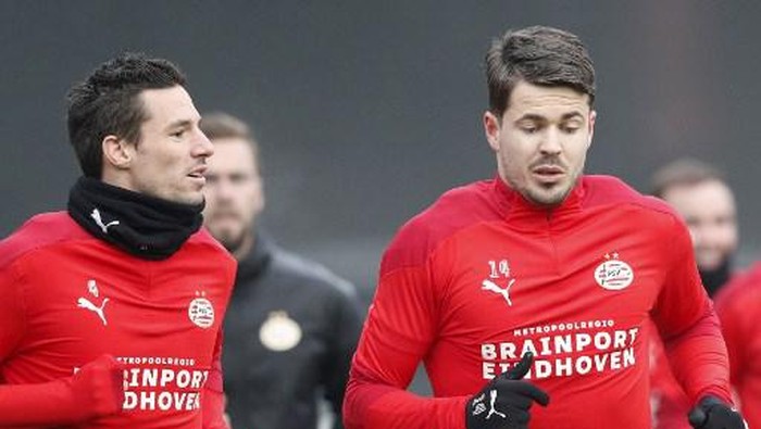 PSVs Dutch defender Nick Viergever (L) and PSVs Dutch midfielder Marco van Ginkel (R) attend a training session on the eve of the UEFA Europa League group E football match against Omonoia FC at the PSV Campus De Herdgang in Eindhoven, on December 9, 2020. (Photo by Jeroen PUTMANS / ANP / AFP) / Netherlands OUT