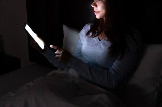 Bermain handphone sebelum tidur