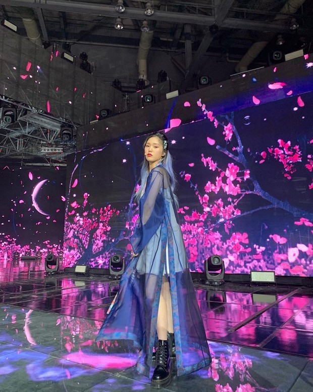 Mimi 'OH MY GIRL' memakai koleksi Danha Seoul, Hanbok modern dengan outer navy blue floral.