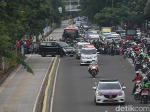 Melihat Iring-iringan Mobil Jenazah Syekh Ali Jaber Melihat Iring-iringan Mobil Jenazah Syekh Ali Jaber