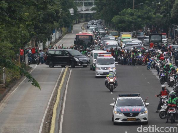 Melihat Iring-iringan Mobil Jenazah Syekh Ali Jaber
