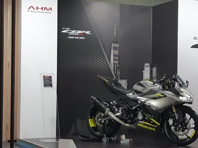 Garang! Modifikasi CBR150R Terbaru Comot Part Sang Kakak