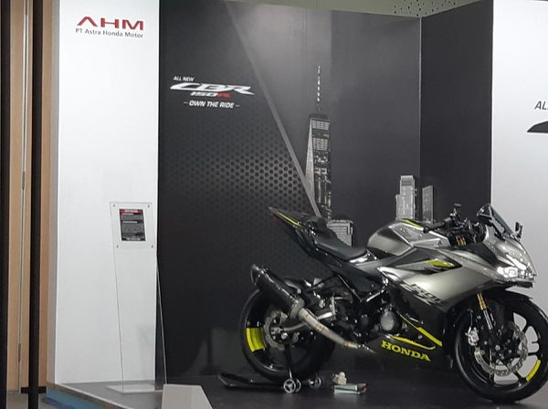 Garang! Modifikasi CBR150R Terbaru Comot Part Sang Kakak