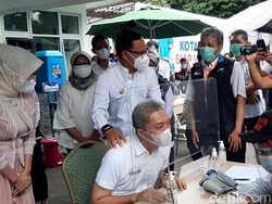 Momen Bima Arya Pijit Pundak Wakilnya Saat Divaksinasi COVID-19