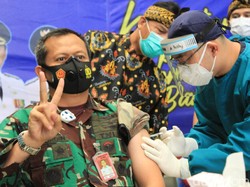 Momen Danlanud Sulaiman Divaksinasi COVID-19 Pertama di Kabupaten Bandung