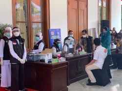 Momen Wagub Emil Didampingi Sang Istri Saat akan Divaksin Corona