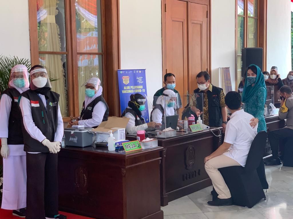 Momen Wagub Emil Didampingi Sang Istri Saat akan Divaksin Corona Momen Wagub Emil Didampingi Sang Istri Saat akan Divaksin Corona