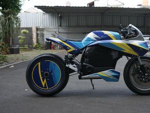 Motor Sport Listrik Buatan Universitas Budi Luhur Mejeng di IIMS