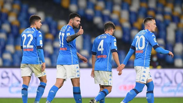 NAPLES, ITALY - JANUARY 13: Andrea Petagna of S.S.C. Napoli celebrates with teammates Giovanni Di Lorenzo, Diego Demme and Piotr Zielinski after scoring their team's third goal during the Coppa Italia match between SSC Napoli and Empoli FC at Stadio Diego Armando Maradona on January 13, 2021 in Naples, Italy. Sporting stadiums around Italy remain under strict restrictions due to the Coronavirus Pandemic as Government social distancing laws prohibit fans inside venues resulting in games being played behind closed doors. (Photo by Francesco Pecoraro/Getty Images)