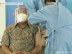 Wagub Paku Alam X dan Permaisuri Divaksin Corona Paling Awal di Yogya Wagub Paku Alam X dan Permaisuri Divaksin Corona Paling Awal di Yogya