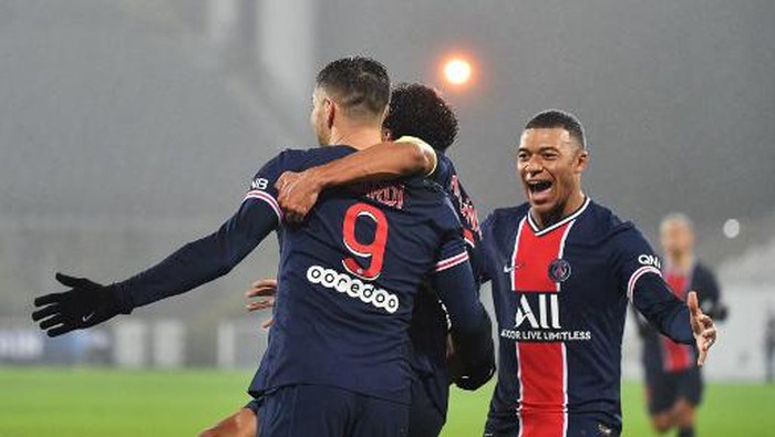Paris Saint-Germains Argentinian forward Mauro Icardi (C) celebrates with Paris Saint-Germains Brazilian defender Marquinhos (R) and Paris Saint-Germains French forward Kylian Mbappe (L) after scoring a goal  during the French Champions Trophy (Trophee des Champions) football match between Paris Saint-Germain (PSG) and Marseille (OM) at the Bollaert-Delelis Stadium in Lens, northern France, on January 13, 2021. (Photo by Denis Charlet / AFP)