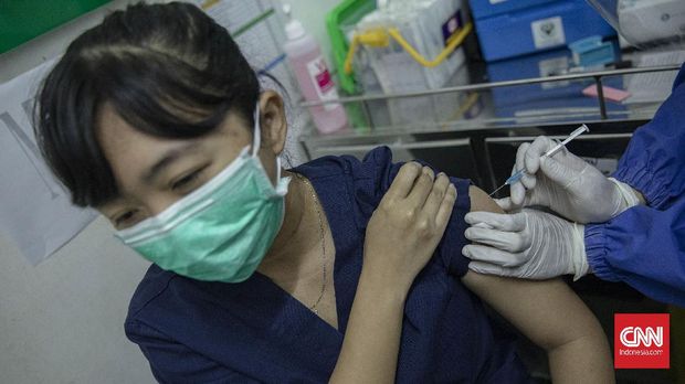 Pelaksanaan penyuntikan vaksin Covid-19 produksi perusahaan farmasi Sinovac untuk para tenaga kesehatan di Puskesmas Kecamatan Gambir, Jakarta, Kamis, 14 Januari 2021. CNN Indonesia/Bisma Septalisma