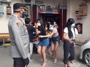 Razia PPKM, Puluhan Orang LC hingga ASN Diciduk Polisi di Tempat Karaoke Razia PPKM, Puluhan Orang LC hingga ASN Diciduk Polisi di Tempat Karaoke