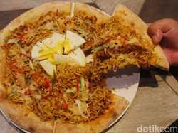 Wow! Restoran Ini Tawarkan Pizza Indomie yang Unik Rasanya