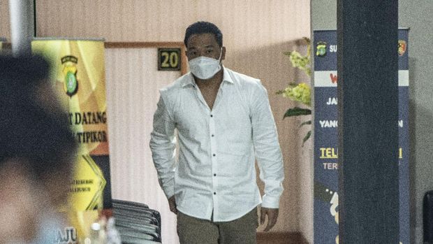 Michael Yukinobu Defretes alias Nobu bersiap menjalani pemeriksaan di Ditres Krimsus Polda Metro Jaya, Jakarta, Senin (4/1/2021). Nobu memenuhi panggilan Polda Metro Jaya untuk menjalani pemeriksaan sebagai tersangka terkait video asusila bersama artis Gisella Anastasia. ANTARA FOTO/Aprillio Akbar/hp.