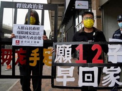 Polisi Tangkap Aktivis yang Bantu Upaya Pelarian Hong Kong 12