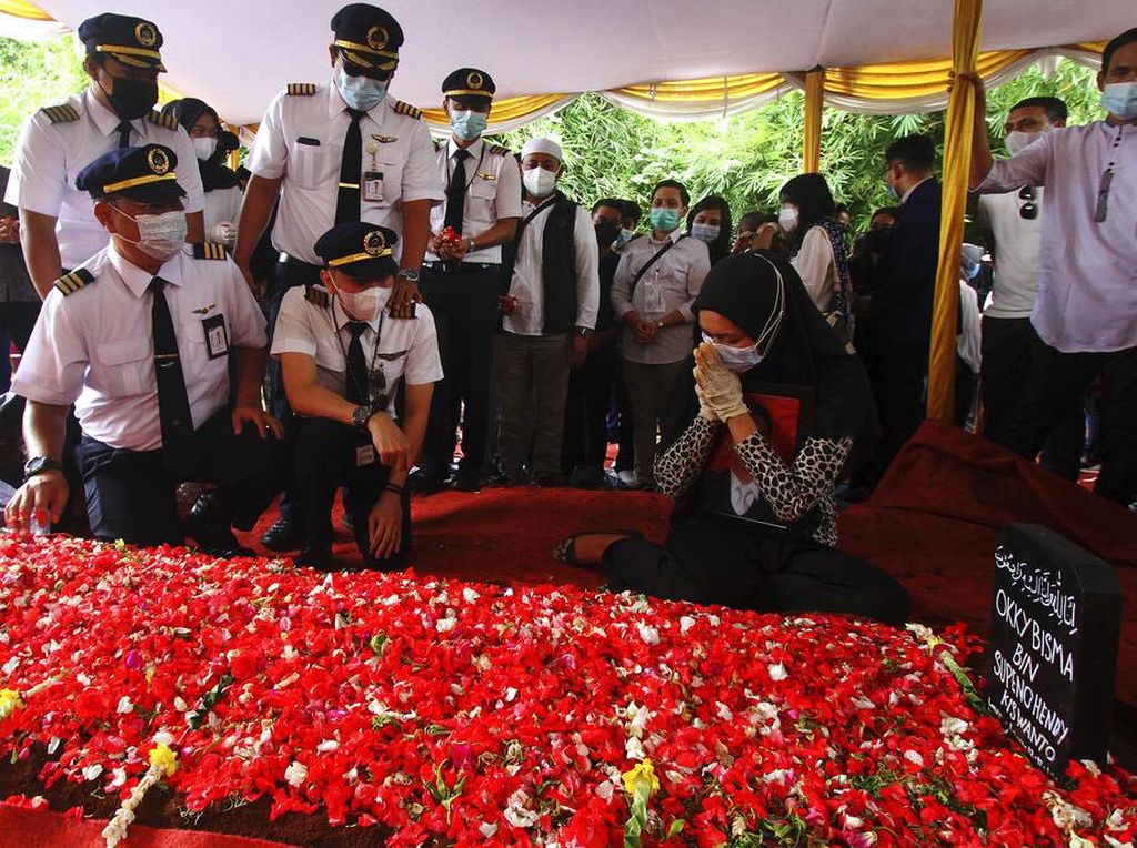 Suasana Haru Pemakaman Pramugara Sriwijaya Air Okky Bisma