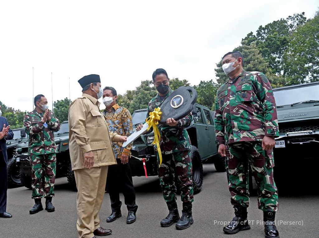 Prabowo Serahkan 40 Unit Maung Buatan Pindad ke TNI AD