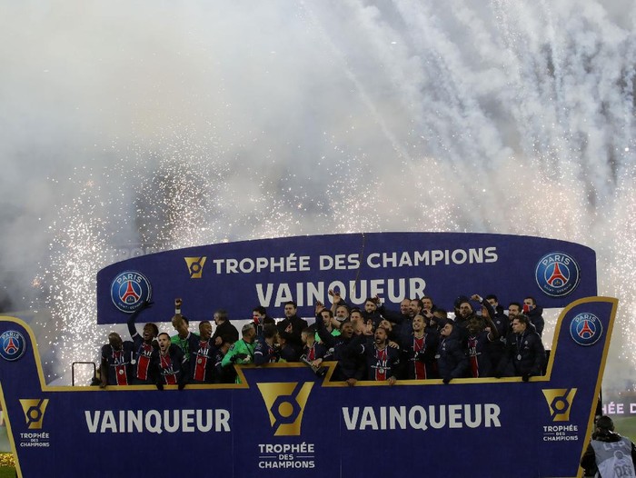 Paris Saint-Germain berhasil menjadi juara Trophee des Champions usai mengalahkan Marseille 2-1 di Stade Bollaert-Delelis, Kamis (14/1/2021) dini hari WIB.