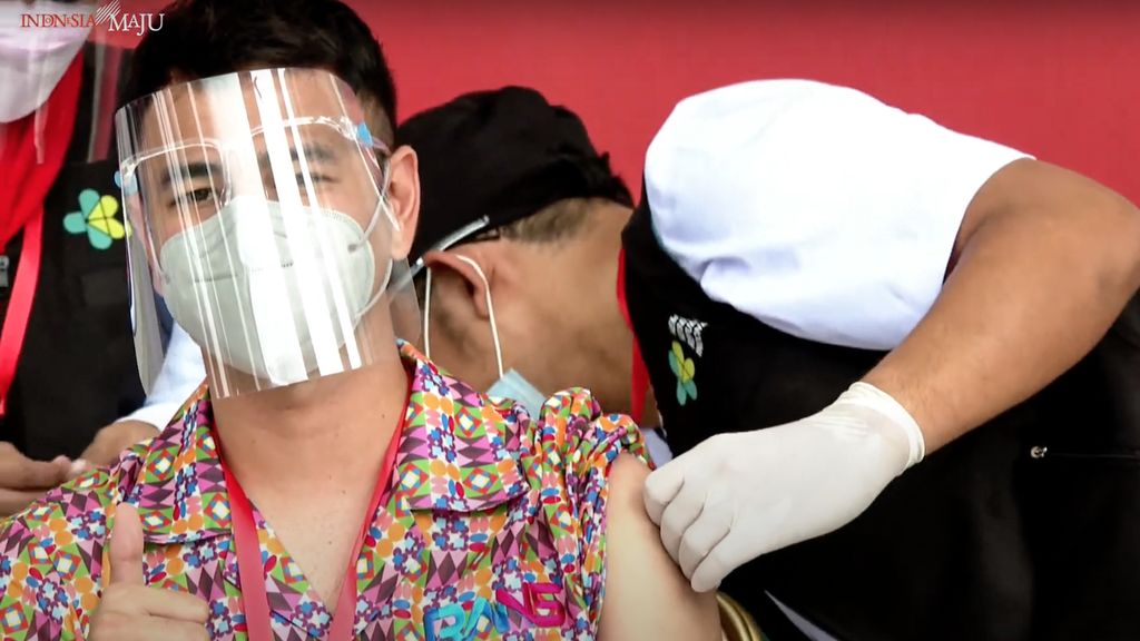 Selebritas Raffi Ahmad mengikuti vaksinasi Covid-19 gelombang pertama  di Istana.