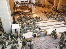 Viral, Momen Pasukan Garda Nasional Ramai-ramai Tidur di Lantai Capitol