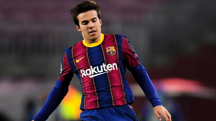 BARCELONA, SPAIN - DECEMBER 08: Ricard Riqui Puig of FC Barcelona runs with the ball during the UEFA Champions League Group G stage match between FC Barcelona and Juventus at Camp Nou on December 08, 2020 in Barcelona, Spain. Sporting stadiums around Spain remain under strict restrictions due to the Coronavirus Pandemic as Government social distancing laws prohibit fans inside venues resulting in games being played behind closed doors. (Photo by David Ramos/Getty Images)