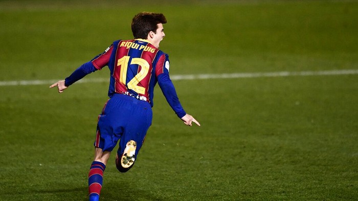 Barcelonas Riqui Puig celebrates after scoring the winning goal during the Spanish Super Cup semi final soccer match between Barcelona and Real Sociedad at Nuevo Arcangel stadium in Cordoba, Spain, Wednesday, Jan. 13, 2021. Barcelona will play the final after defeating Real Sociedad 3-2 in a penalty shootout after the game ended 1-1. (AP Photo/Francisco Seco)