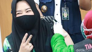 Acungan Dua Jari Risa Saraswati Saat Divaksinasi Corona