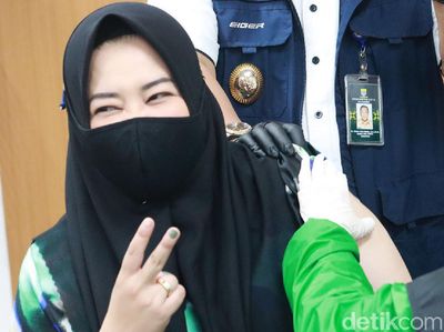 Acungan Dua Jari Risa Saraswati Saat Divaksinasi Corona