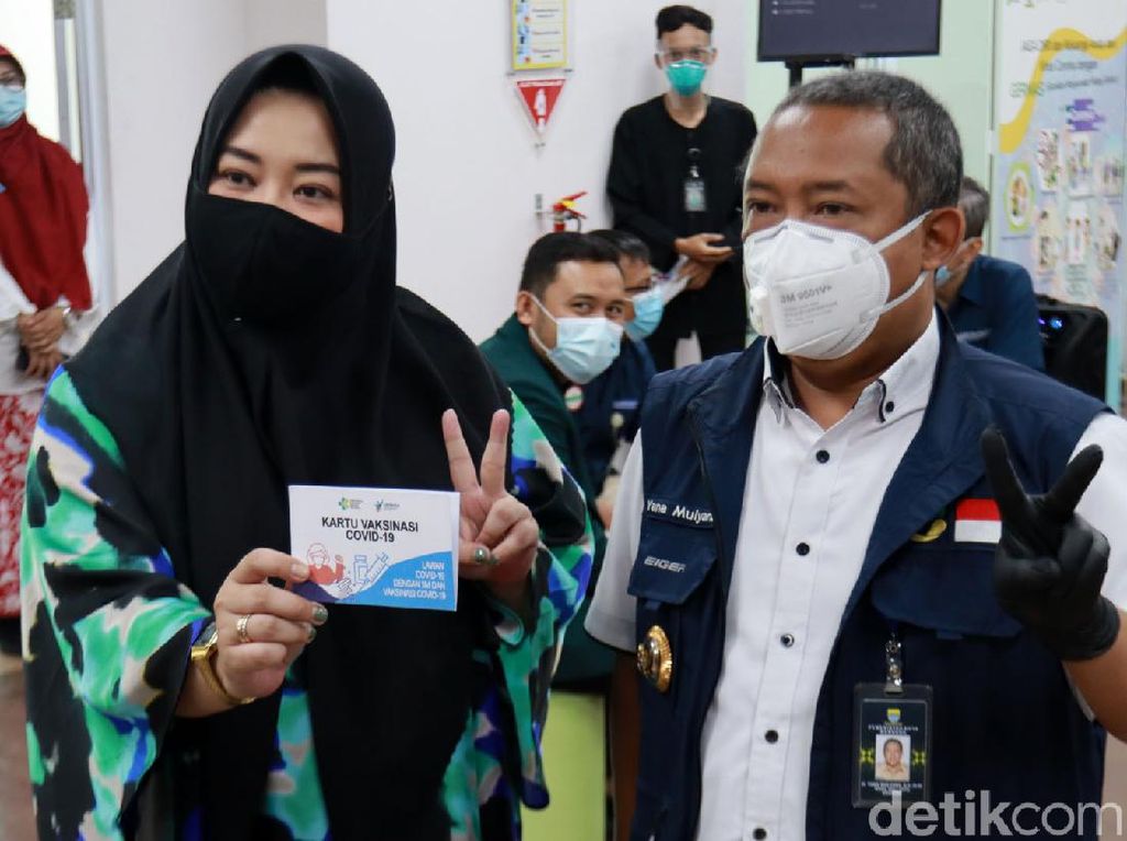 Para Artis Tinggalkan Gemerlap Dunia Hiburan buat Jadi PNS, Intip Gajinya Para Artis Tinggalkan Gemerlap Dunia Hiburan buat Jadi PNS, Intip Gajinya