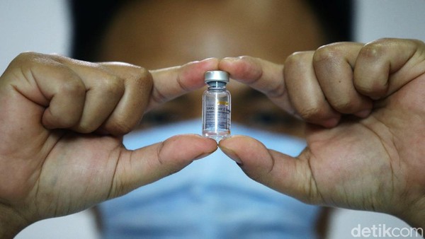 RS Ini Mulai Berikan Vaksinasi ke Nakes Seorang dokter tengah menyuntikan vaksin COVID-19 di Rumah Sakit swasta daerah Jakarta Selatan, Kamis (14/1/2021). Rumah Sakit swasta ini mulai menyuntikan vaksin covid-19 bagi para Tenaga Kesehatan (Nakes) di sebagian daerah Jakarta Selatan.