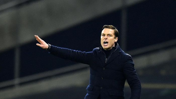 Scott Parker Fulhams manager Scott Parker gives instructions to his players during the English Premier League soccer match between Tottenham Hotspur and Fulham at the Tottenham Hotspur Stadium in London, Wednesday, Jan. 13, 2021. (Glyn Kirk/Pool via AP)