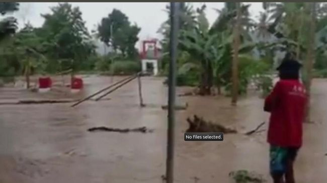 Diterjang Banjir, Jembatan Gantung di Polewali Mandar Ambruk Diterjang Banjir, Jembatan Gantung di Polewali Mandar Ambruk