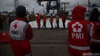 Cegah Terinfeksi Virus, Tim SARS Sriwijaya Air Disemprot Disinfektan