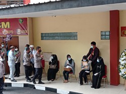 Isak Tangis Iringi Proses Penyerahan Jasad Korban Sriwijaya Air Okky Bisma