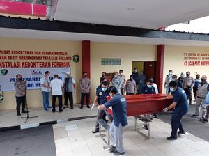 Tim DVI Serahkan Jenazah Ricko Mahulette ke Keluarga Tim DVI Serahkan Jenazah Ricko Mahulette ke Keluarga