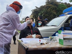 Pelayat yang Datang ke Rumah Duka Syekh Ali Jaber Jalani Swab Antigen